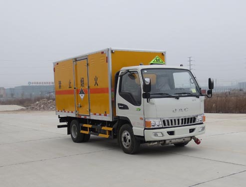 江特牌JDF5070XZWHFC5型雜項(xiàng)危險(xiǎn)物品廂式運(yùn)輸車(chē)